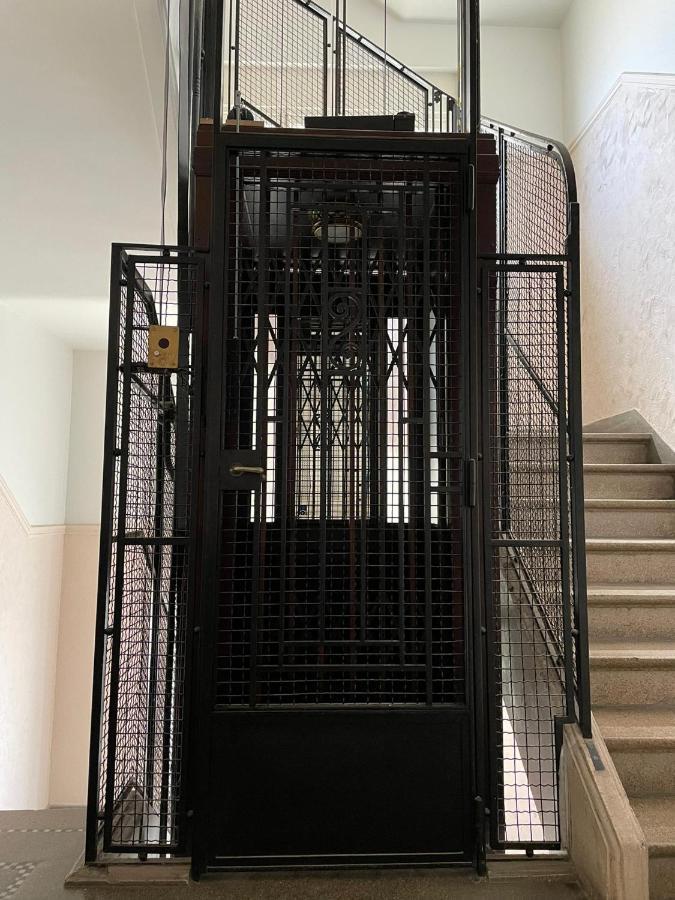 Uniek Appartement Op De Zeedijk Met Parking Остенде Экстерьер фото