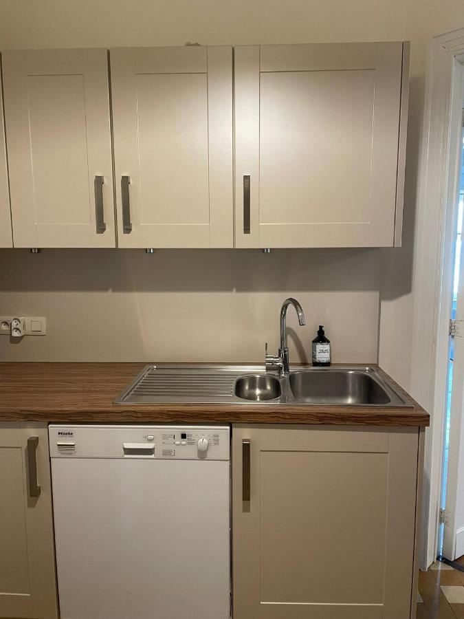 Uniek Appartement Op De Zeedijk Met Parking Остенде Экстерьер фото